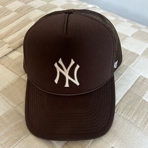 NEW YORK YANKEES BROWN ‘47 TRUCKER HAT URBAN OUTFITTERS EXCLUSIVE